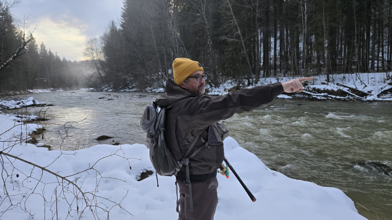 Hubert am Fluss im Winter